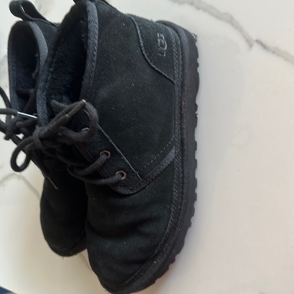 Selling barely worn UGG shoes - Picture 1 of 5